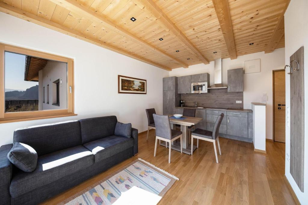 un soggiorno con un divano e un tavolo di Ferienwohnung 2 Weger ad Andriano