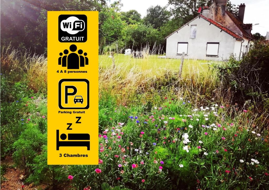 un panneau jaune de stationnement dans un champ de fleurs dans l'établissement Gîte le grand bois, à Feins-en-Gâtinais