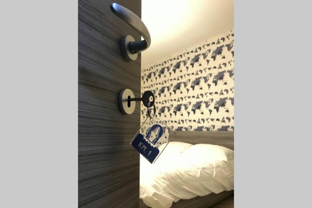 A bed or beds in a room at CASA CANTONIERA-GUEST HOUSE : COSTRUITE IL VIAGGIO