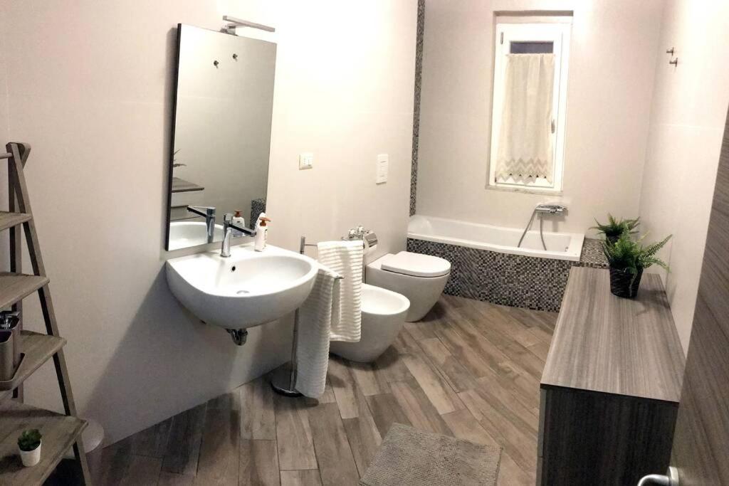 A bathroom at CASA CANTONIERA-GUEST HOUSE : COSTRUITE IL VIAGGIO