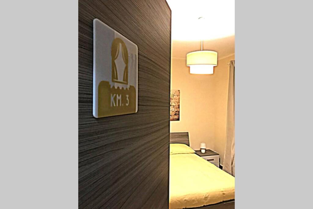 A bed or beds in a room at CASA CANTONIERA-GUEST HOUSE : COSTRUITE IL VIAGGIO