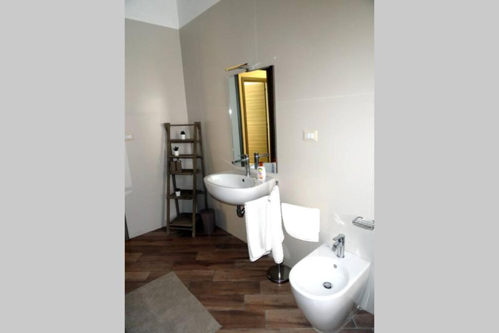 A bathroom at CASA CANTONIERA-GUEST HOUSE : COSTRUITE IL VIAGGIO
