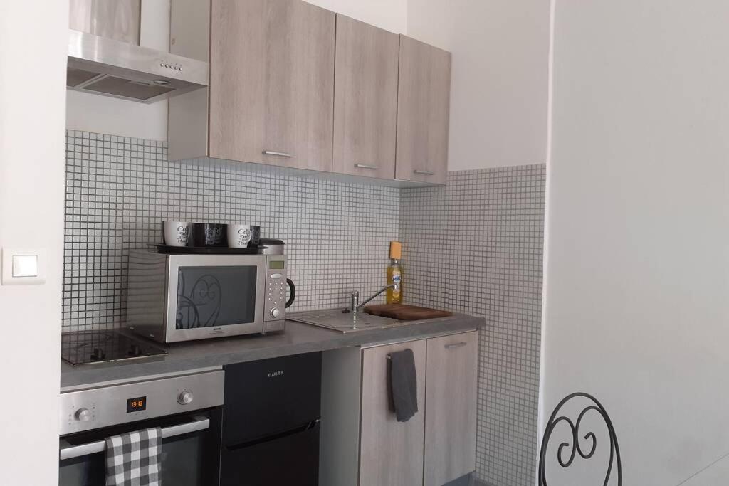 Cœur de ville au 1er 66M2, vu sur la place - Three-Bedroom Apartment