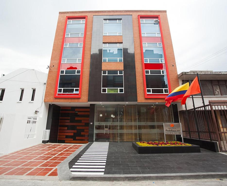 een gebouw met een vlag ervoor bij Hotel Castellana 100 in Bogota