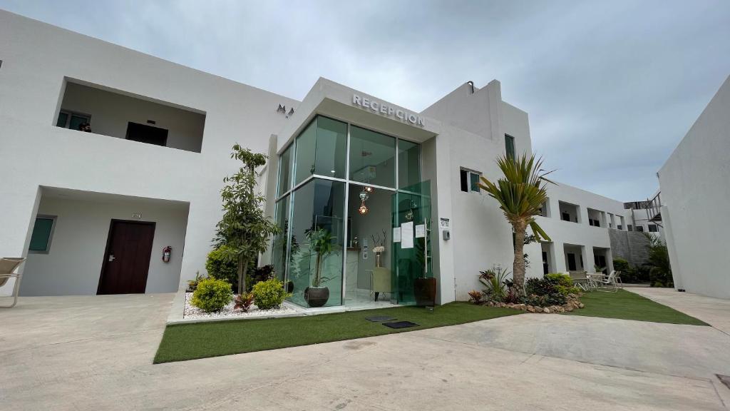 - un bâtiment blanc avec une grande porte en verre dans l'établissement Hotel Maioris Bellavista, à Culiacán