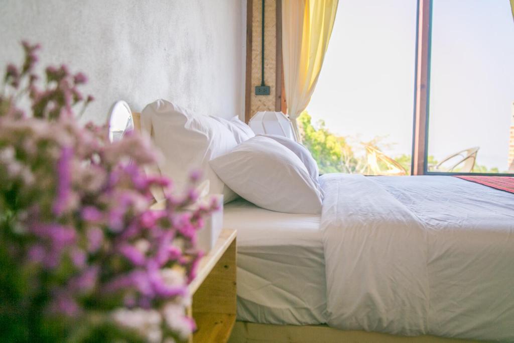 Ένα ή περισσότερα κρεβάτια σε δωμάτιο στο ไร่ชาดอยอินทนนท์