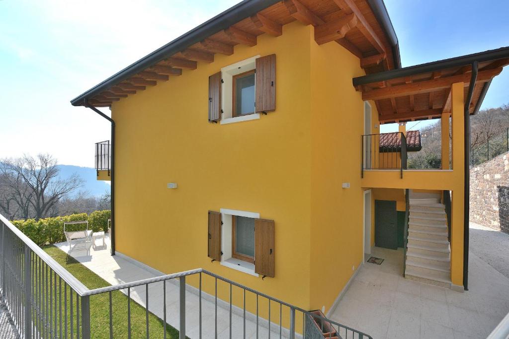 Balkon lub taras w obiekcie Red Apartment in Marciaga di Costermano