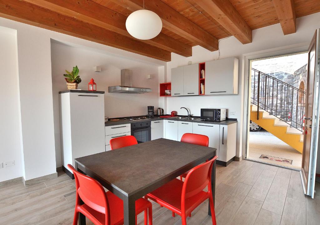 Kuchnia lub aneks kuchenny w obiekcie Red Apartment in Marciaga di Costermano