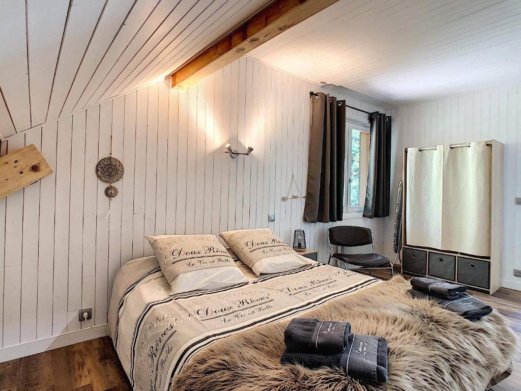 een slaapkamer met een groot bed en een groot tapijt bij Mont Étape , F2, 42 m2, Calme, Vue Mt Blanc in Passy