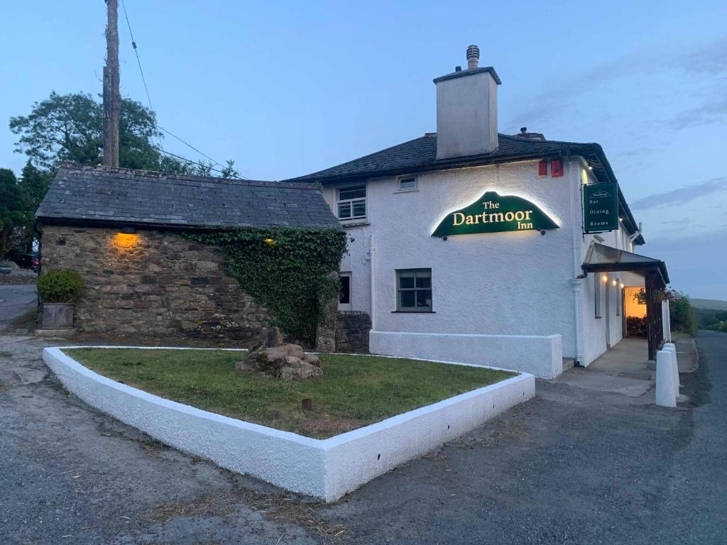 リドフォードにあるThe Dartmoor Inn at Lydfordのダラムを読む看板のある建物