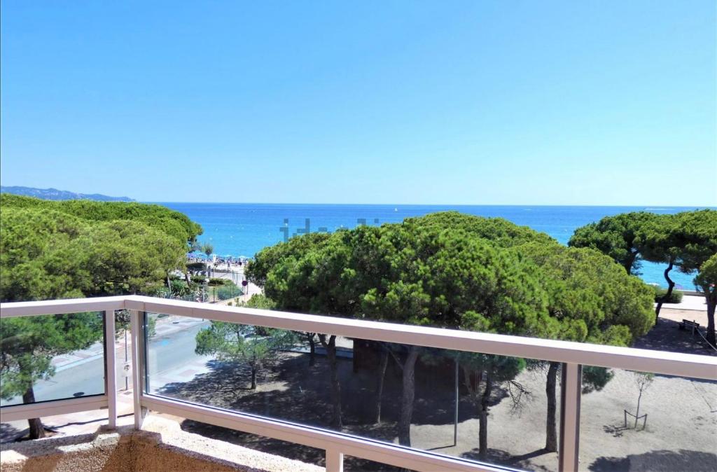 a balcony with a view of the ocean at Apartment direkt am Strand in Blanes