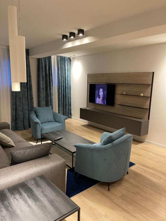 un salon avec un canapé et une télévision dans l'établissement RenTcik, à Cannes