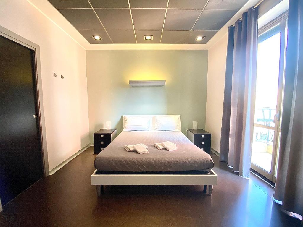 1 dormitorio con 1 cama con 2 toallas en Gemini Guest House en Roma