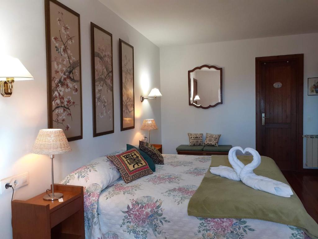 Un dormitorio con una cama con un cisne. en Casa Rural Erletxe, en Laguardia