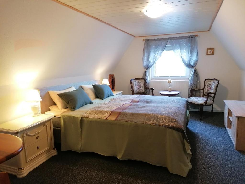 ein Schlafzimmer mit einem großen Bett im Dachgeschoss in der Unterkunft Bed & Healing 