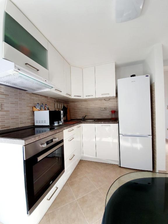 Kuchyňa alebo kuchynka v ubytovaní Apartman Alisa
