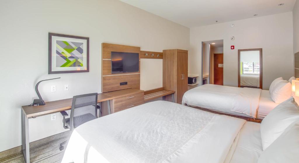 Ein Bett oder Betten in einem Zimmer der Unterkunft Holiday Inn Express Hotel &amp; Suites Gulf Shores by IHG
