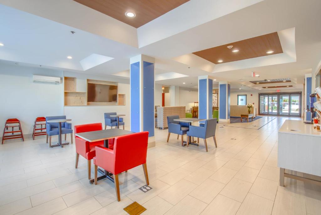 Ein Sitzbereich in der Unterkunft Holiday Inn Express Hotel &amp; Suites Gulf Shores by IHG