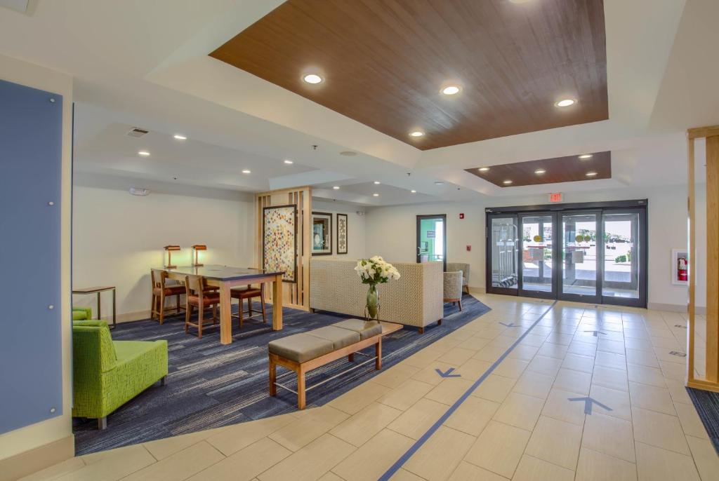 Ein Sitzbereich in der Unterkunft Holiday Inn Express Hotel &amp; Suites Gulf Shores by IHG
