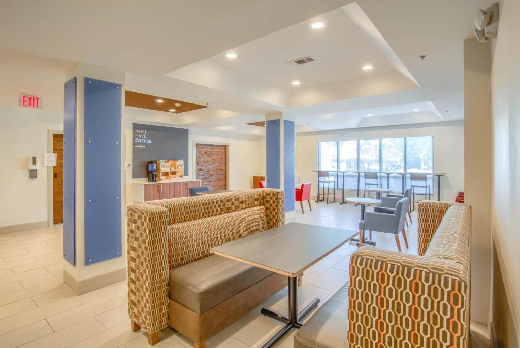 Ein Sitzbereich in der Unterkunft Holiday Inn Express Hotel &amp; Suites Gulf Shores by IHG