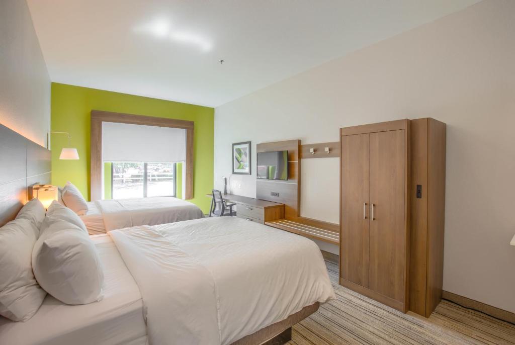 Ein Bett oder Betten in einem Zimmer der Unterkunft Holiday Inn Express Hotel &amp; Suites Gulf Shores by IHG