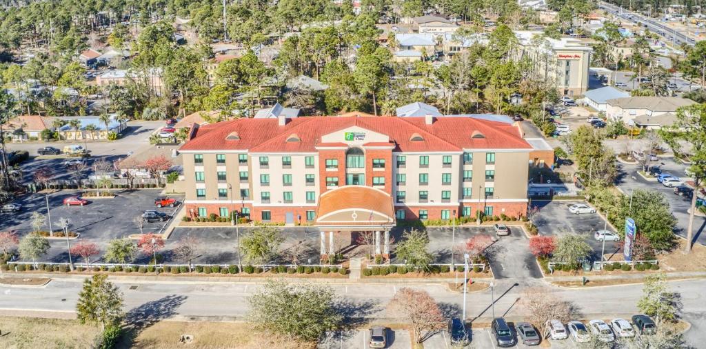 eine Luftansicht eines großen Gebäudes mit rotem Dach in der Unterkunft Holiday Inn Express Hotel &amp; Suites Gulf Shores by IHG in Gulf Shores