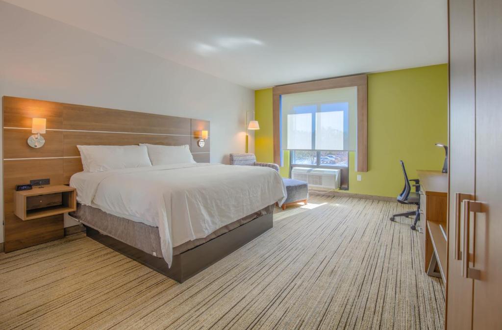 a hotel room with a large bed and a window at Holiday Inn Express Hotel & Suites Gulf Shores by IHG in Gulf Shores
