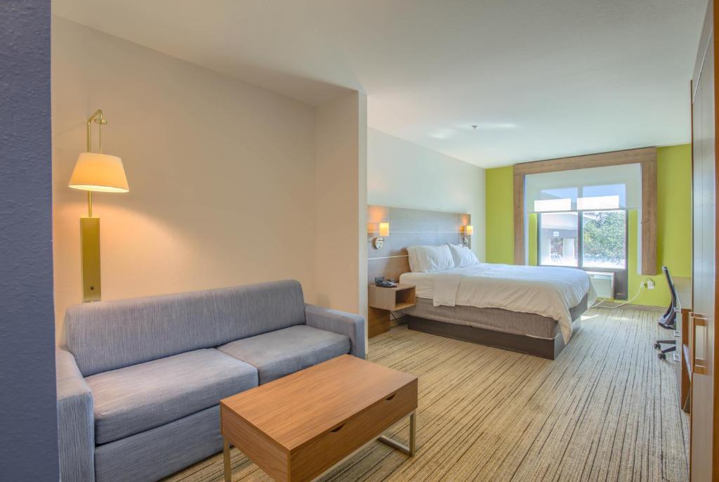Ein Bett oder Betten in einem Zimmer der Unterkunft Holiday Inn Express Hotel &amp; Suites Gulf Shores by IHG