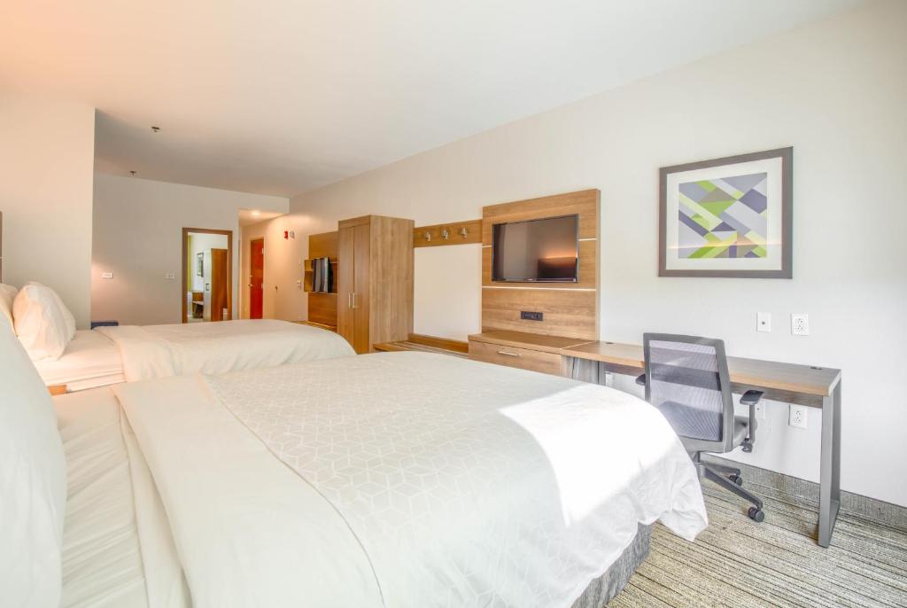 Ein Bett oder Betten in einem Zimmer der Unterkunft Holiday Inn Express Hotel &amp; Suites Gulf Shores by IHG