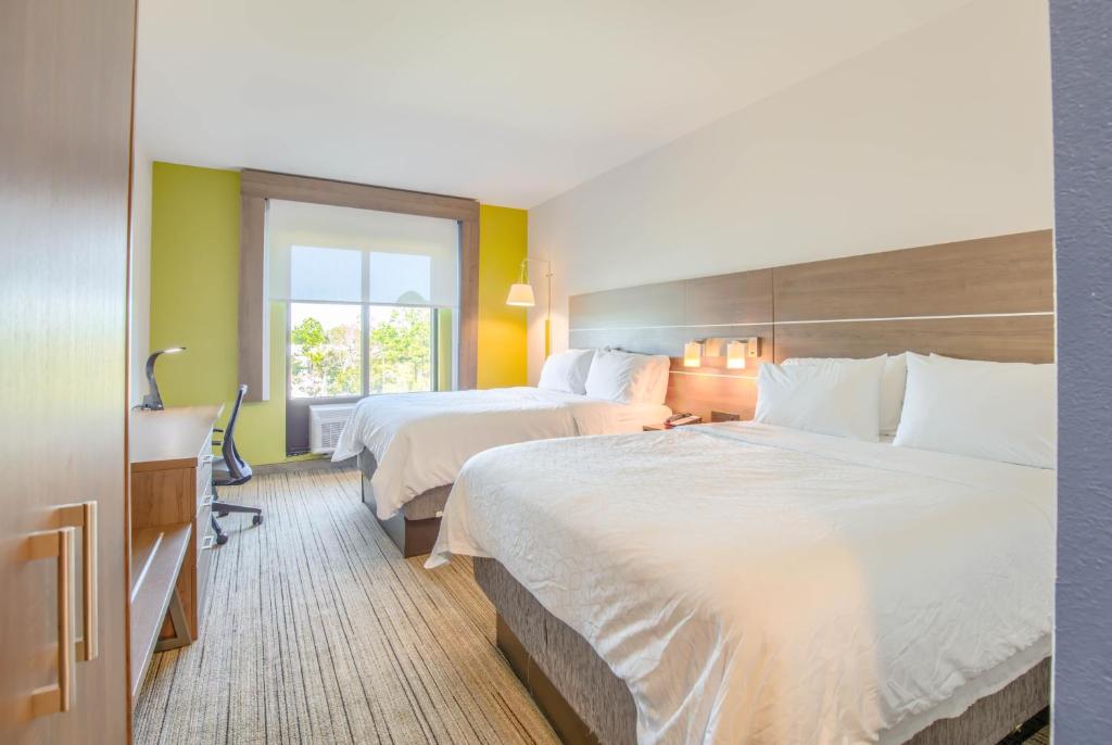 Ein Bett oder Betten in einem Zimmer der Unterkunft Holiday Inn Express Hotel &amp; Suites Gulf Shores by IHG