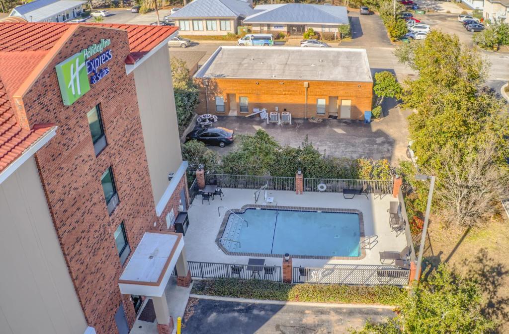 Der Swimmingpool an oder in der Nähe von Holiday Inn Express Hotel &amp; Suites Gulf Shores by IHG