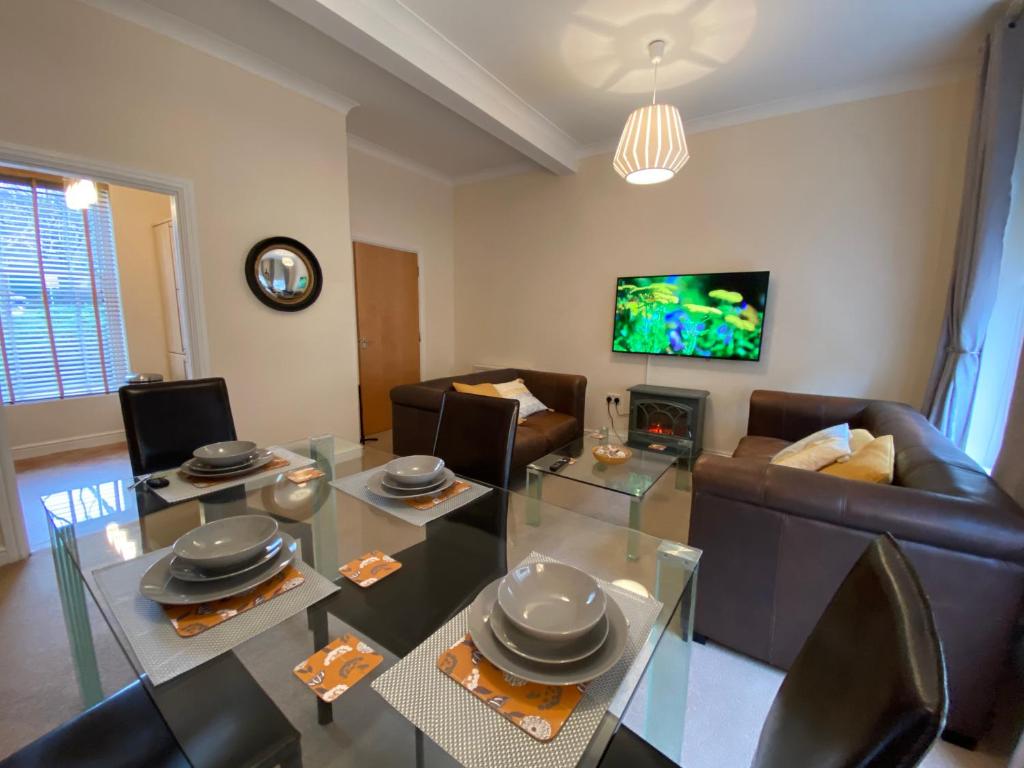 TV a/nebo společenská místnost v ubytování Fabulous 2 bed Ground floor apartment Belper