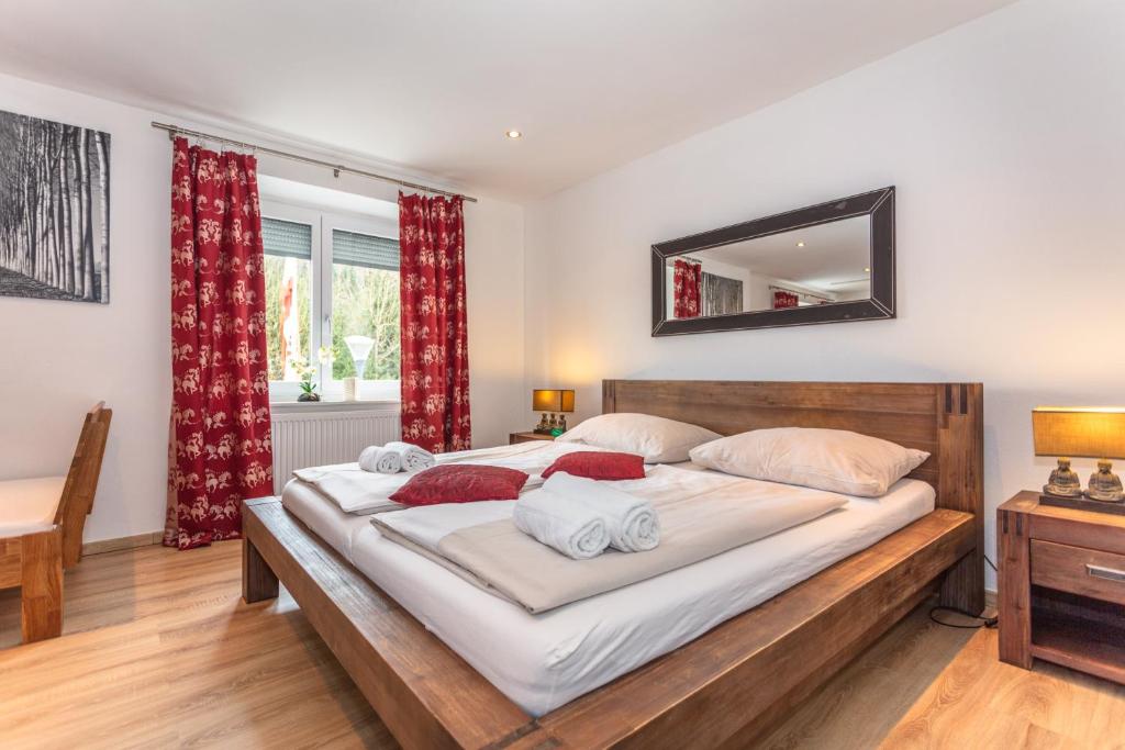 A bed or beds in a room at Landgasthof Fürstenbrunn
