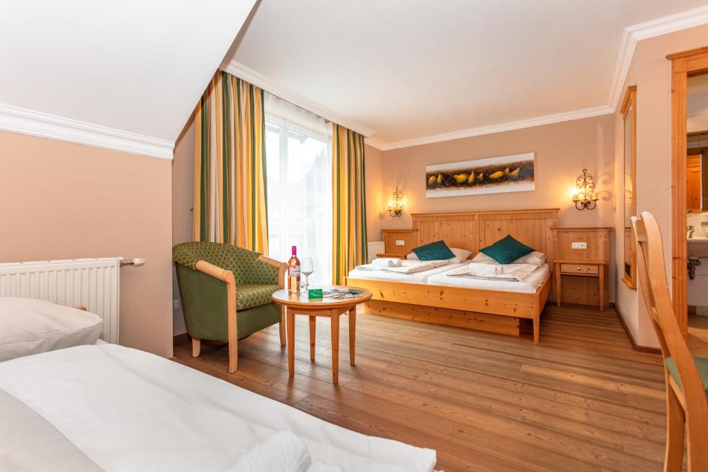 A bed or beds in a room at Landgasthof Fürstenbrunn