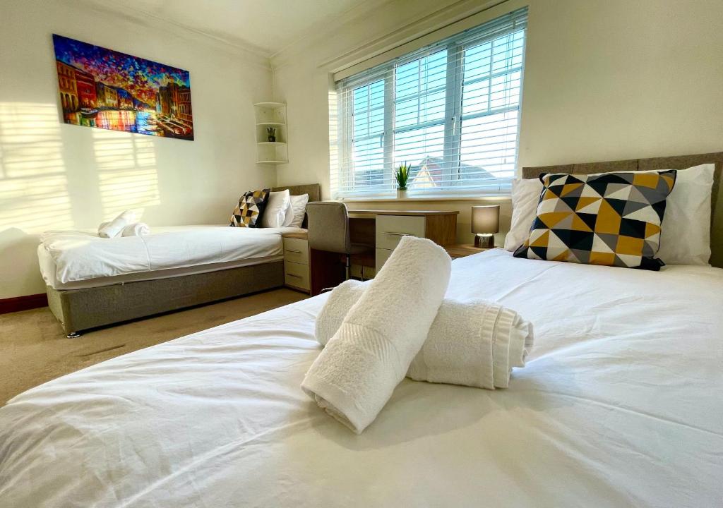 En eller flere senger på et rom på Walsingham House - Modern 2 Bed - Driveway Parking - Marvello Properties
