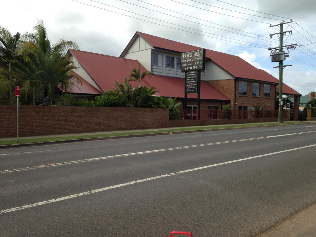 a building on the side of a road at Francis Phillip Motor Inn and The Lodge in Singleton