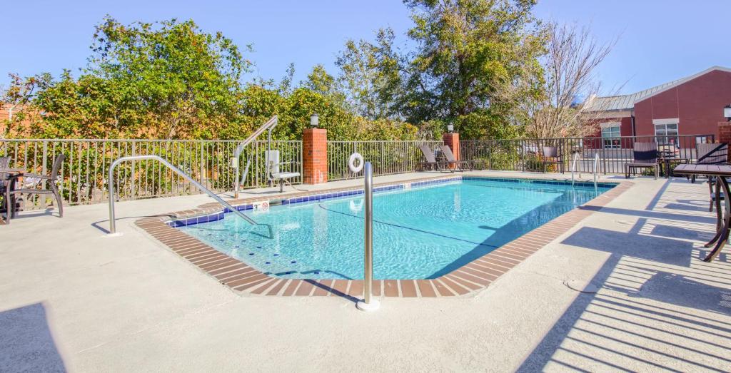 Der Swimmingpool an oder in der Nähe von Holiday Inn Express Hotel &amp; Suites Gulf Shores by IHG