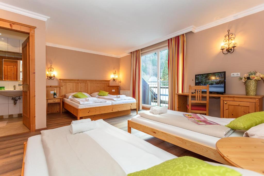 A bed or beds in a room at Landgasthof Fürstenbrunn