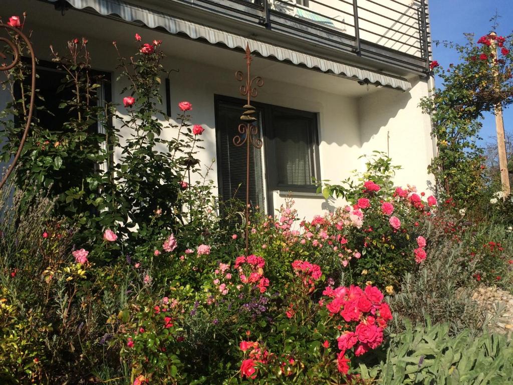 a house with flowers in front of a window at Stilvolles Studio im Allgäu in Rettenbach am Auerberg