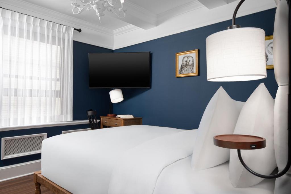 Postel nebo postele na pokoji v ubytování voco The Franklin New York by IHG