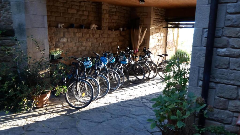 una fila de bicicletas estacionadas contra una pared de ladrillo en Casa Rural Erletxe, en Laguardia