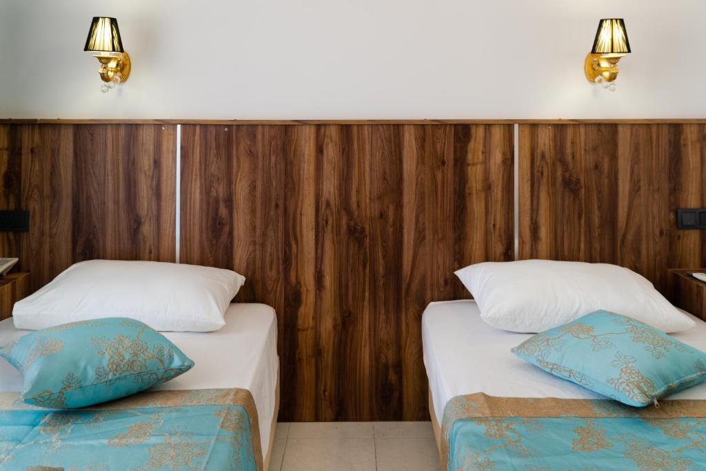 Postel nebo postele na pokoji v ubytování Elijah Hotel