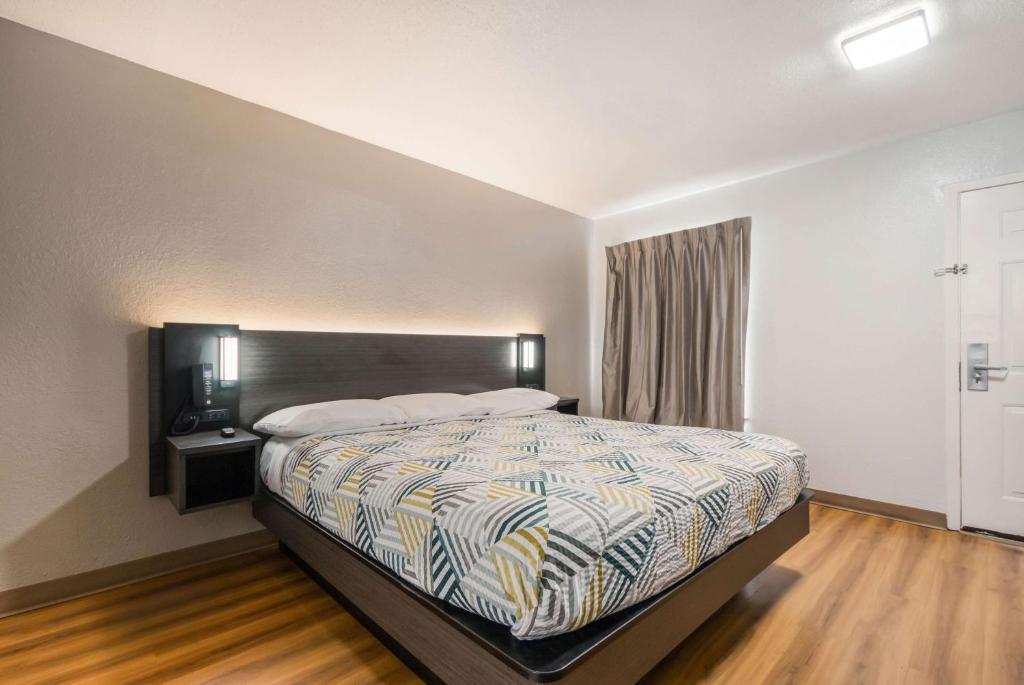 a bedroom with a bed and a window in it at Studio 6 Laredo, Tx - North I-35 in Laredo