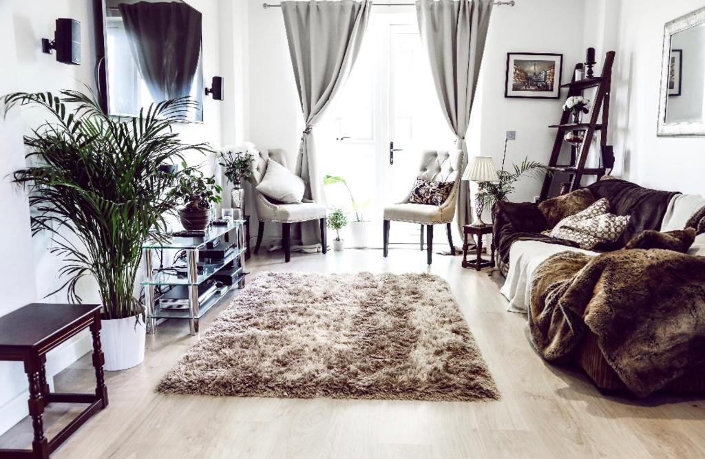 a living room with a couch and a rug at Lovely 2 bed apartment 15mins from Bond St in London