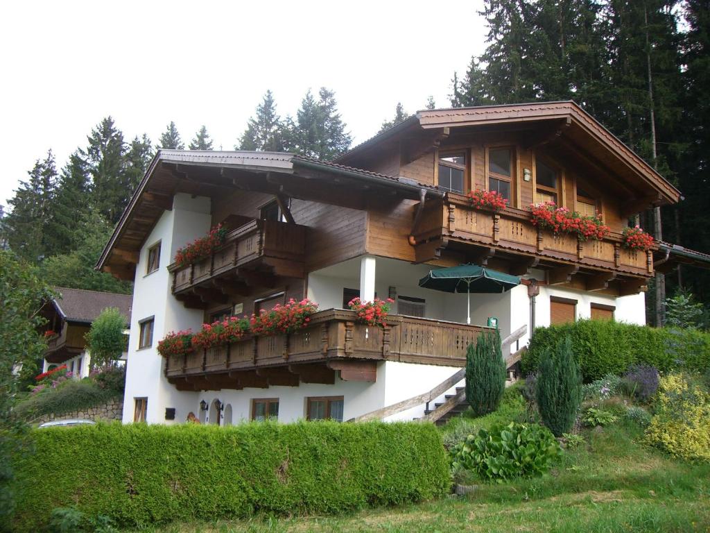 un edificio con balcones y flores. en Haus Thaler en Reith im Alpbachtal