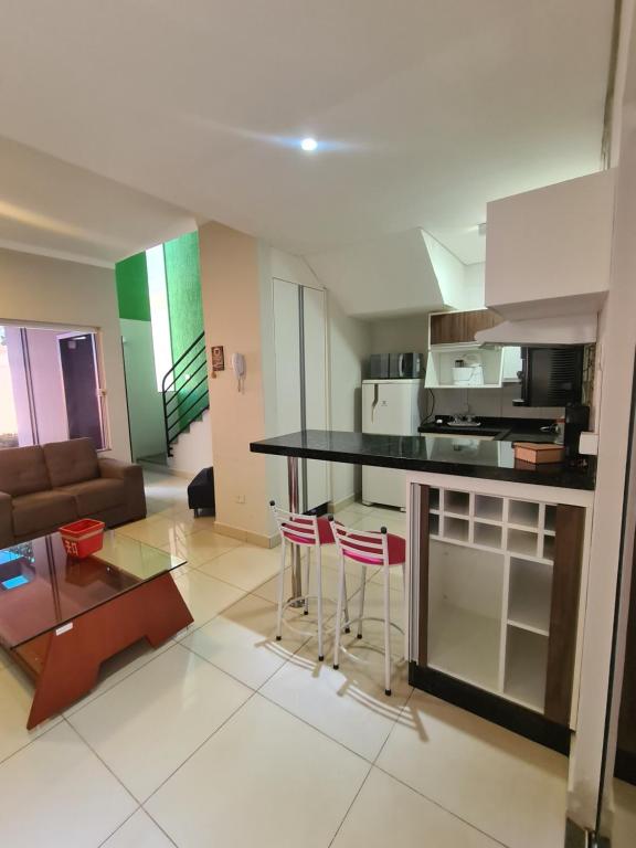 eine Küche und ein Wohnzimmer mit einem Tisch und Stühlen in der Unterkunft Sobrado Mobiliado in Três Lagoas