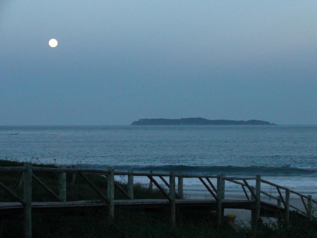  APARTAMENTO BOMBINHAS COM 01 DORMITÓRIO a 60M DA PRAIA AR WIFI