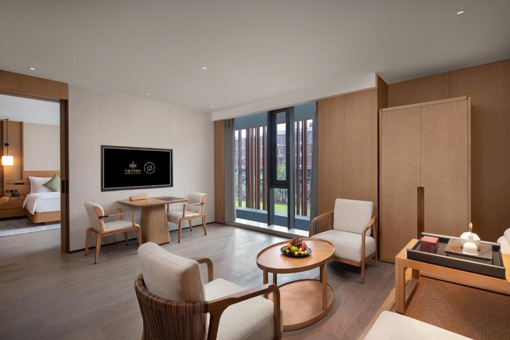Grand WUJI Hotel, in The Unbound Collection by Hyattにあるテレビまたはエンターテインメントセンター