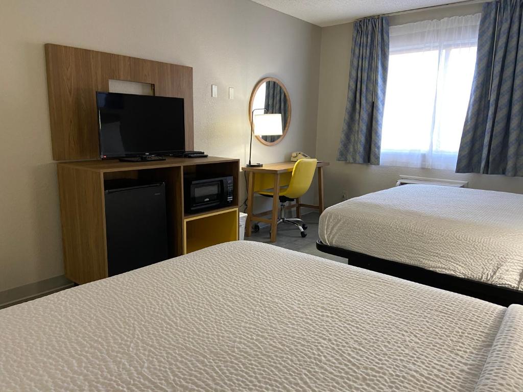 Days Inn by Wyndham Rawlins - Queen Room Met Twee Queensize Bedden - Niet -roken