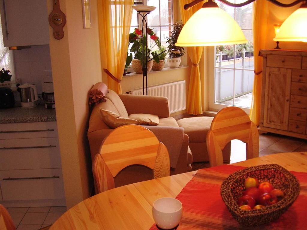 eine Küche und ein Wohnzimmer mit einem Tisch und einem Sofa in der Unterkunft ABT Private Apartments Hannover Exhibition Ground (room agency) in Hannover